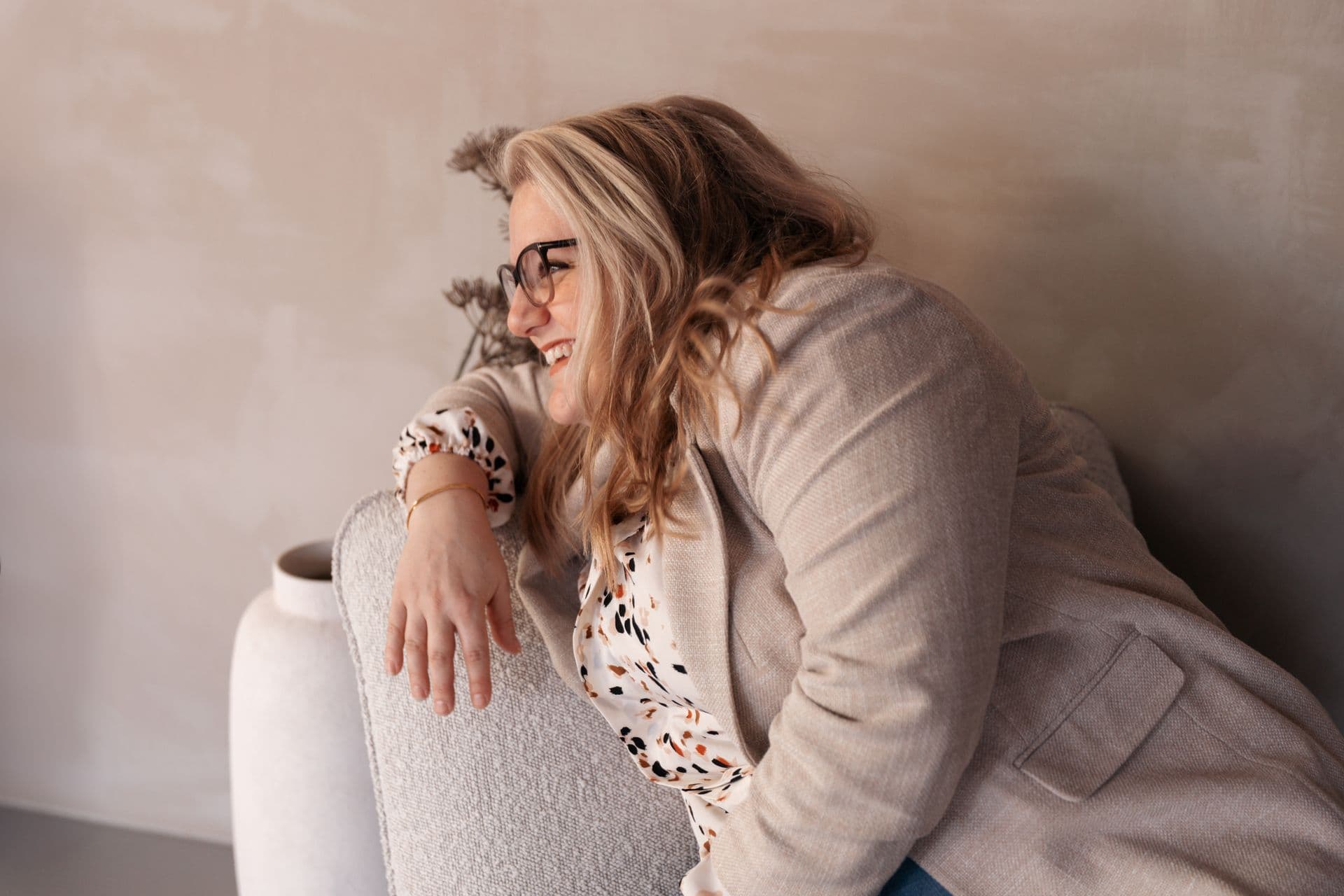 Kim aan het werk met materialen en kleurstalen